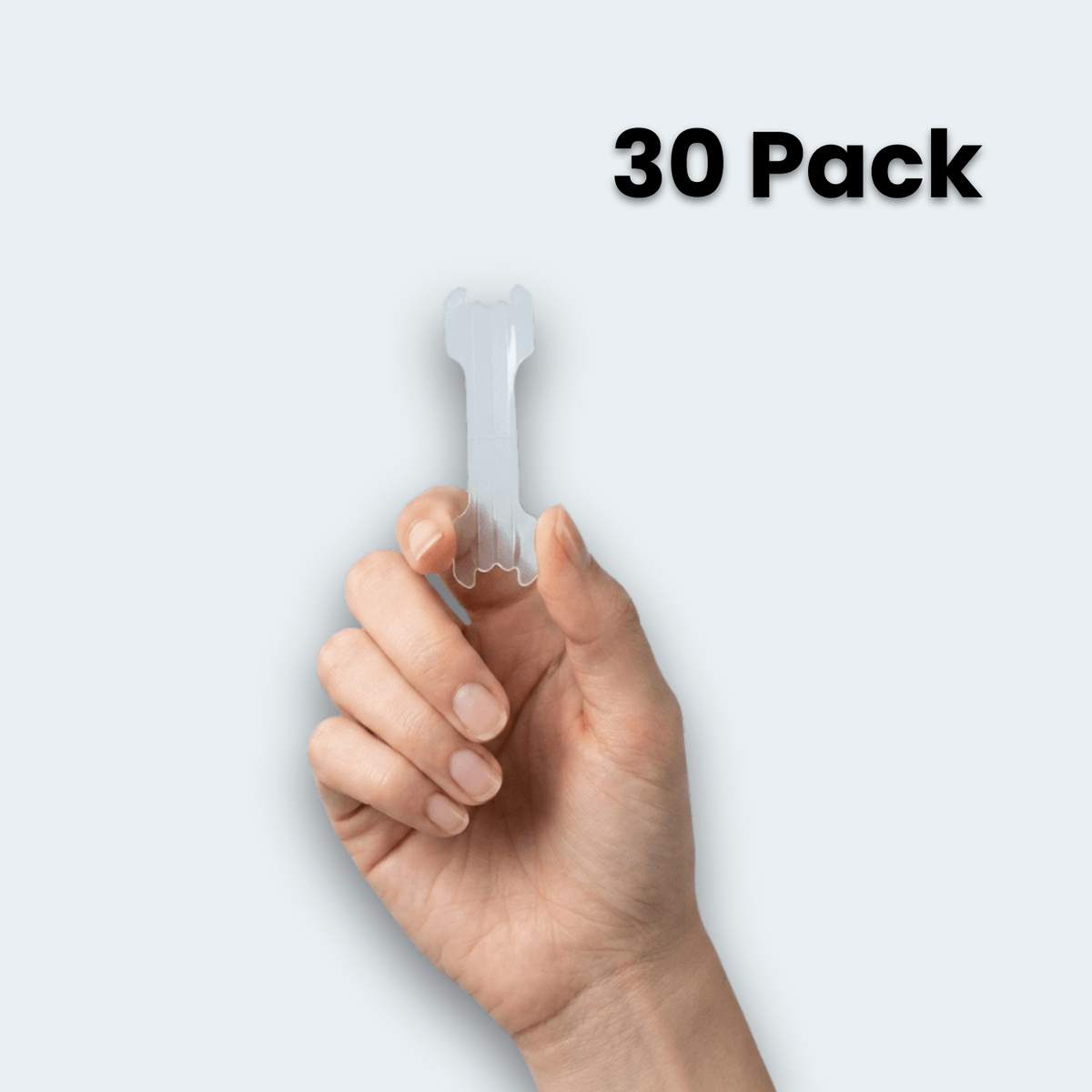 Transparentes AirStrip Nasenpflaster zwischen zwei Fingern, 30er-Packung
