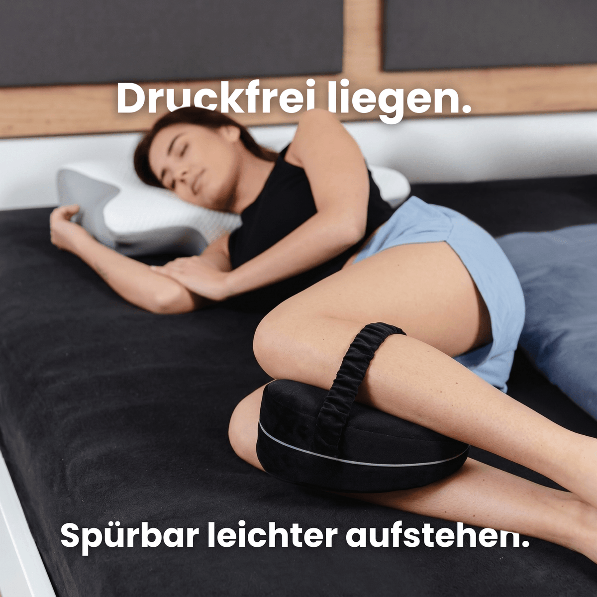 Frau in Seitenlage mit schwarzem KneeFit zwischen den Knien, Bildtext Druckfrei liegen