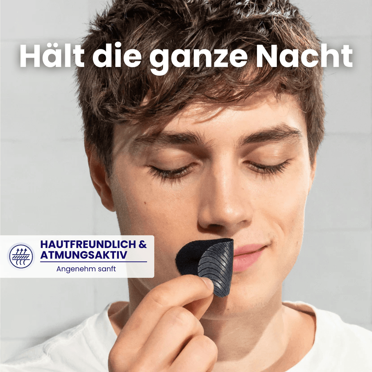 Junger Mann bringt ein schwarzes SleepTape Mundpflaster an, Bildtext Hält die ganze Nacht sowie hautfreundlich und atmungsaktiv