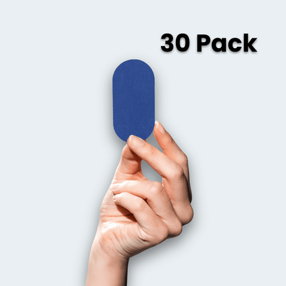 Blaues SleepTape Mundpflaster zwischen zwei Fingern, 30er-Packung