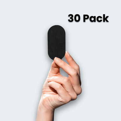Schwarzes SleepTape Mundpflaster zwischen zwei Fingern, 30er-Packung